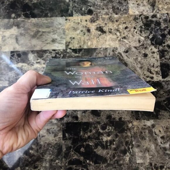 The Woman In The Wall Patrice Kindl 1997 Paperback - Picture 6 of 9